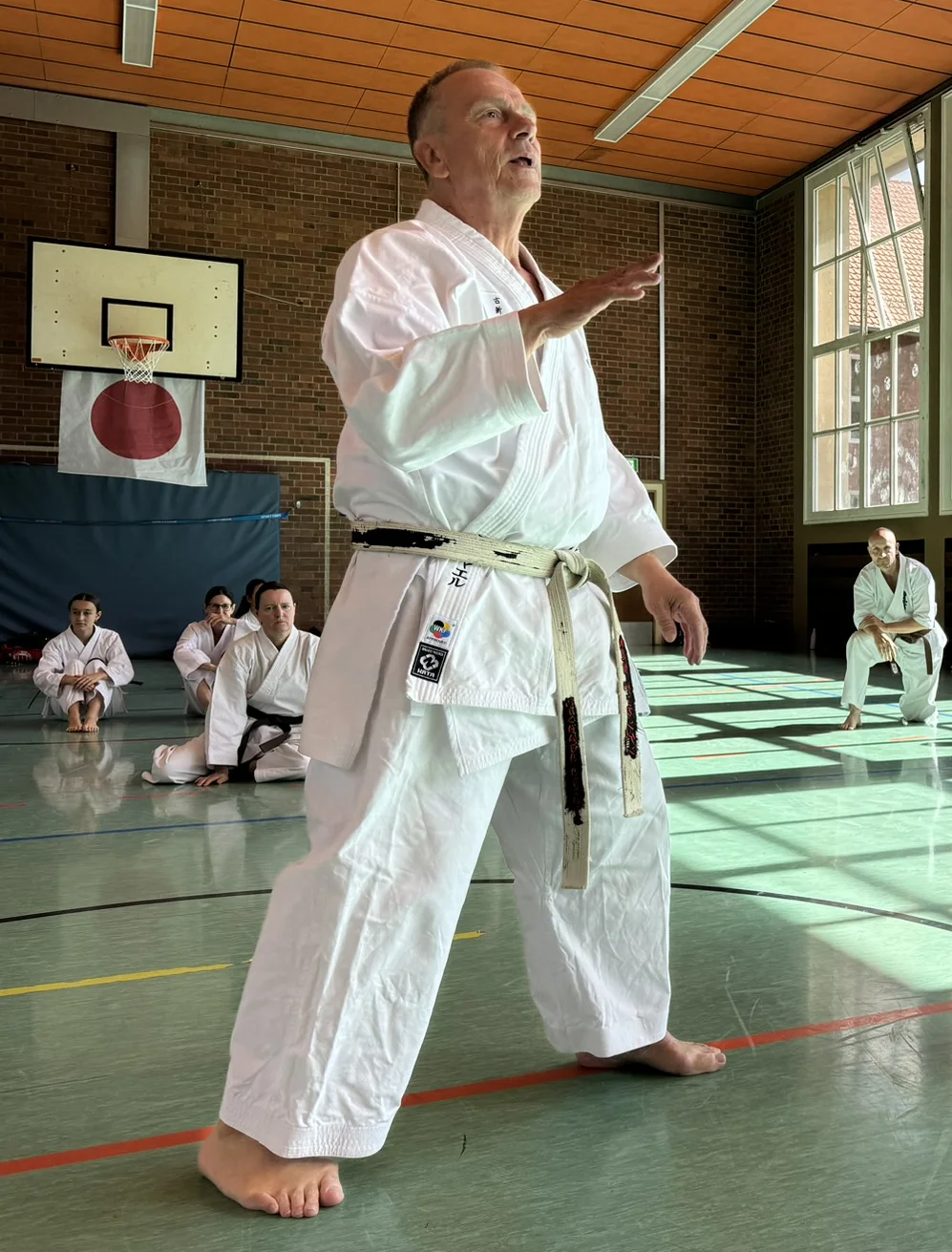 Cheftrainer Michael Lechte beim Karate-Training