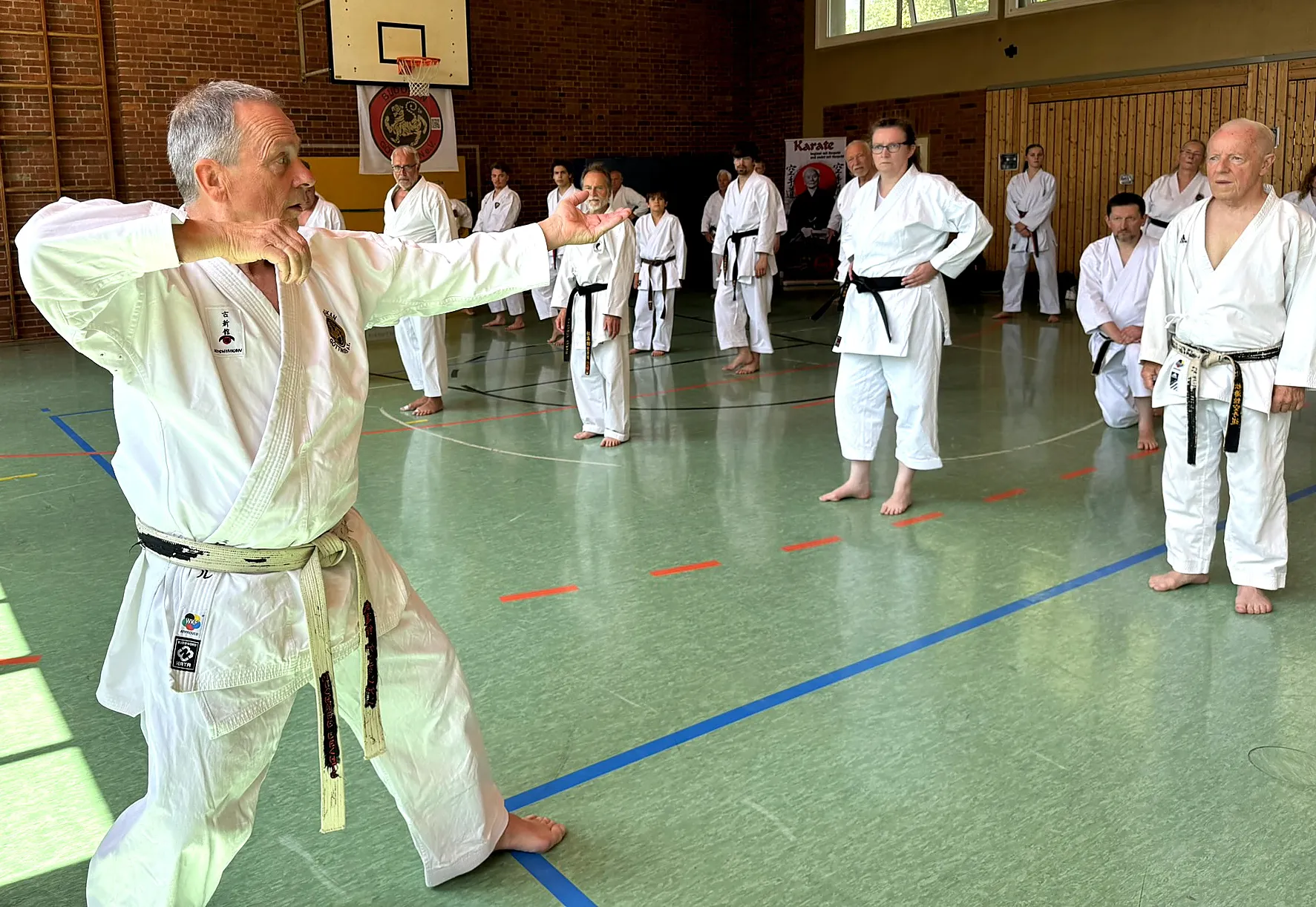 Michael Lechte unterrichtet eine Karate-Trainingsgruppe im Budokan Göttingen